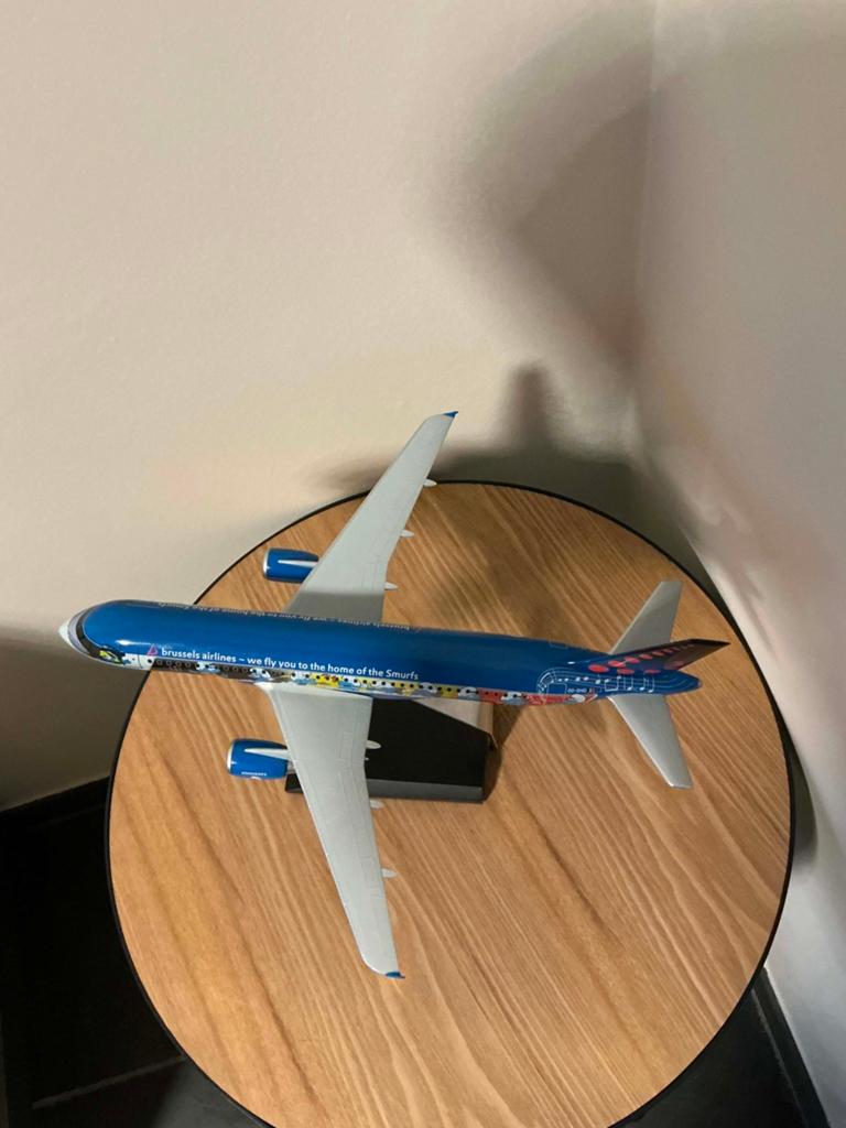 Te koop Brussels Airlines Smurfen 1:100, Ophalen, Nieuw, Verschillende Smurfen, Huisje of Attribuut