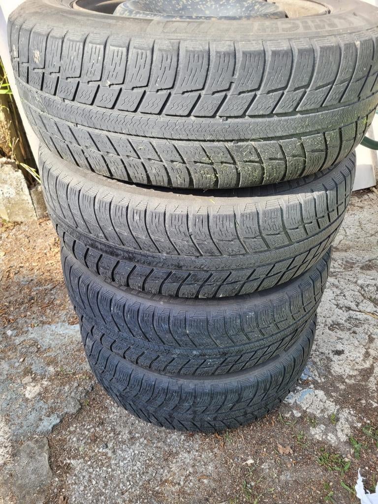 Lot de 4 pneus hiver Michelin 195/65 R15 avec jantes, Enlèvement