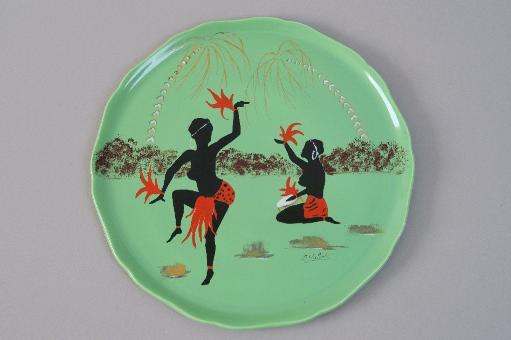 Plat en faïence de Longwy série Frénésie femmes africaines, Antiquités & Art, Enlèvement ou Envoi