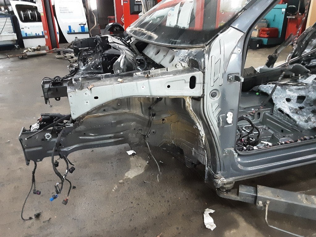 BINNENSPATSCHERM LINKS VOOR Seat Tarraco (01-2018/05-2024), Gebruikt, Voor, Spatbord, Service@seat.de
