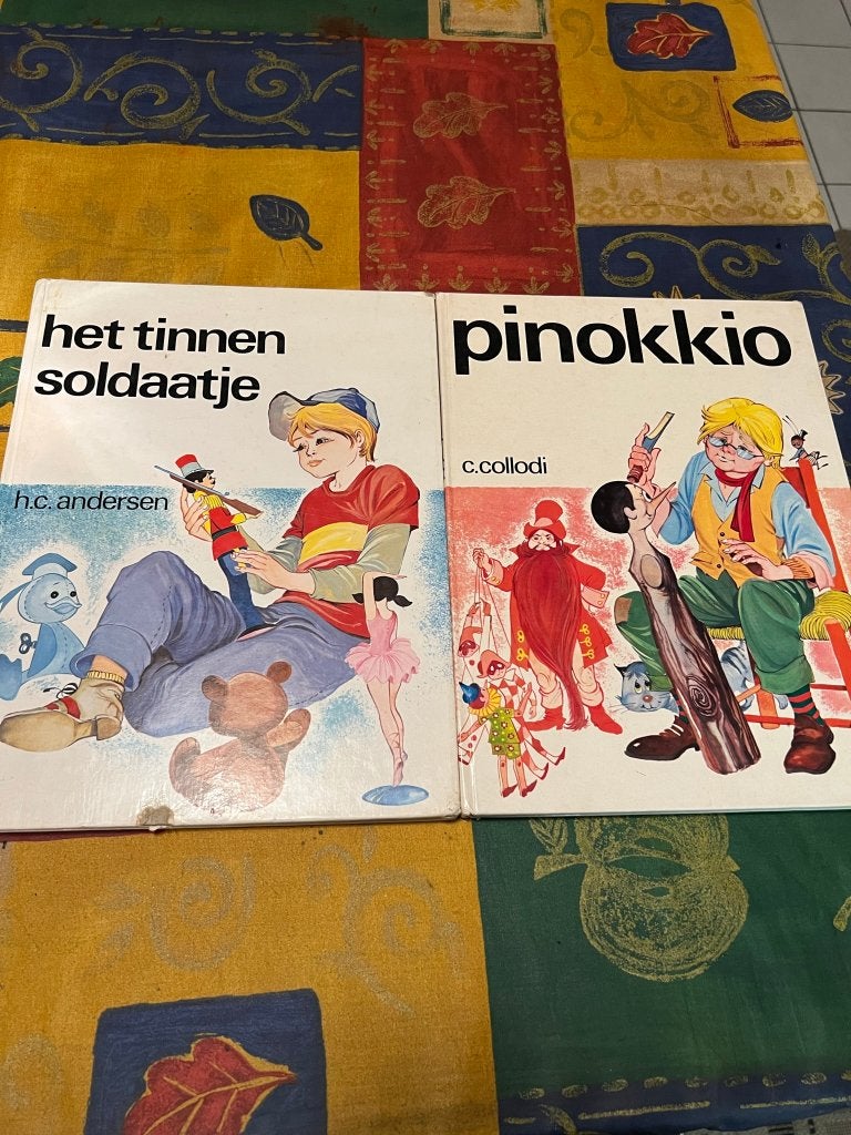 2 vintage grote sprookjesboeken: Het tinnen soldaatje & Pino, Ophalen of Verzenden, Gelezen