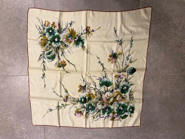 Cremekleurige foulard met bloemenprint, Enlèvement ou Envoi, Comme neuf, Écharpe
