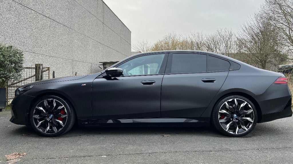 BMW i5 M60 x Drive Berline Frozen Deep Gry, Auto's, Automaat, Zwart, I5, Elektrisch
