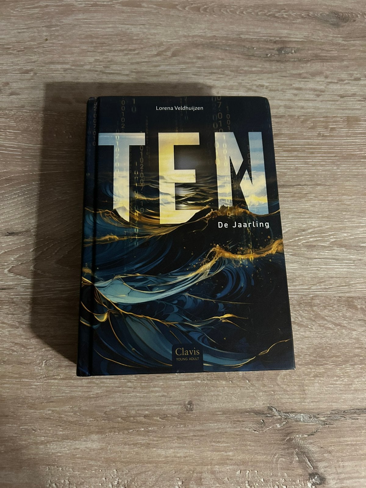 De Jaarling – Lorena Veldhuijzen | Hardcover | Ten #1, Ophalen, Zo goed als nieuw