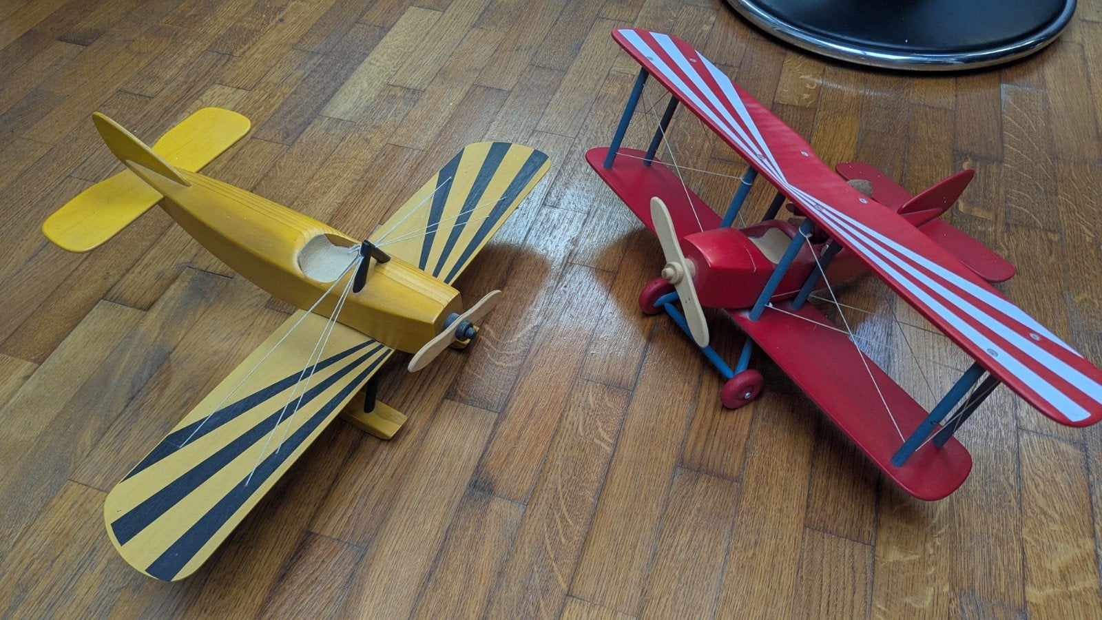Avions en bois décoratifs, Enlèvement