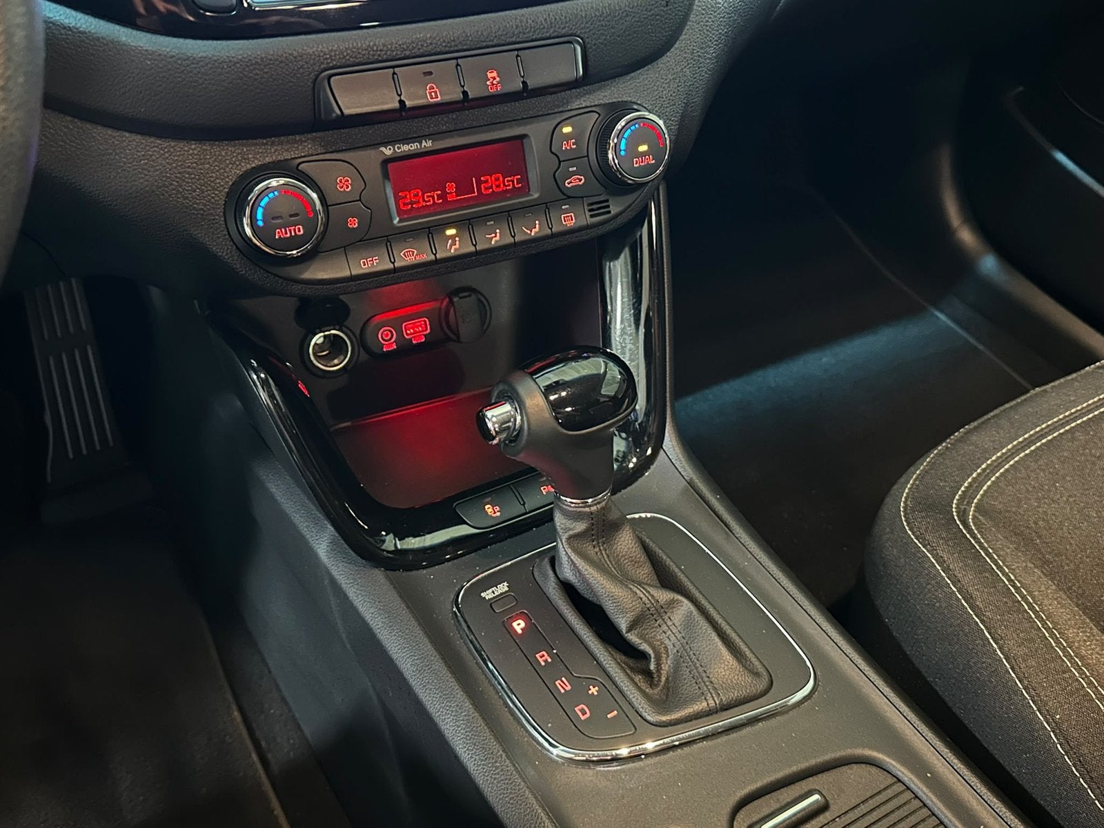 Kia Cee'd JD 1.6i Sense DCT, Achat, Entretenue par le concessionnaire, Noir, 5 portes