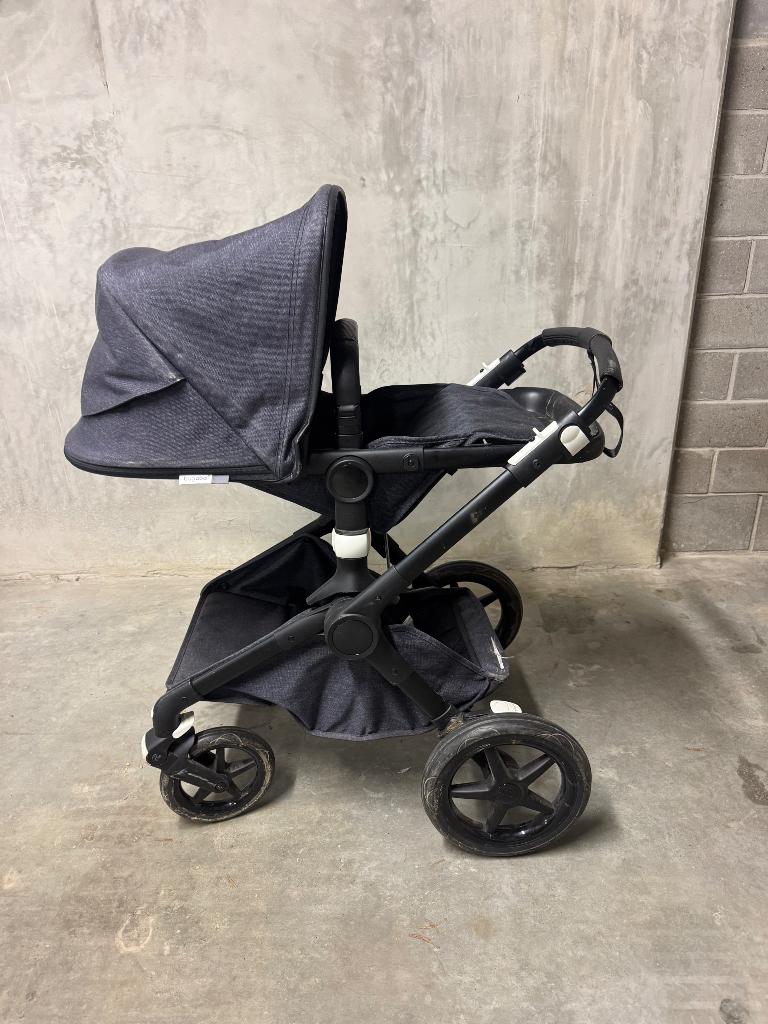 Bugaboo Fox 2 - zwart chassis - donkerblauw/zwart, Enfants & Bébés, Buggys, Utilisé, Autres marques, Couverture pieds, Ombrelle