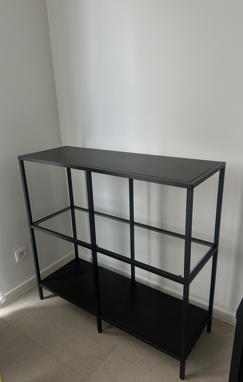Zwarte rek / wandrek met metalen frame en glazen legplank, Ophalen, Zo goed als nieuw, Glas