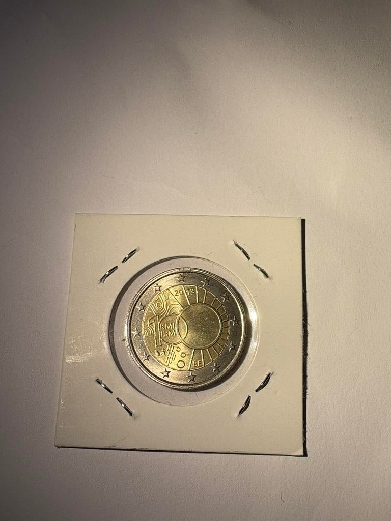 2 euro ‘100 jaar KMI’ FDC/AU, Postzegels en Munten, Ophalen of Verzenden, België, 2 euro, Losse munt
