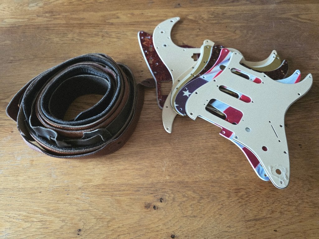 Guitar straps / sangles , Fender pickguards, Muziek en Instrumenten, Ophalen, Gebruikt