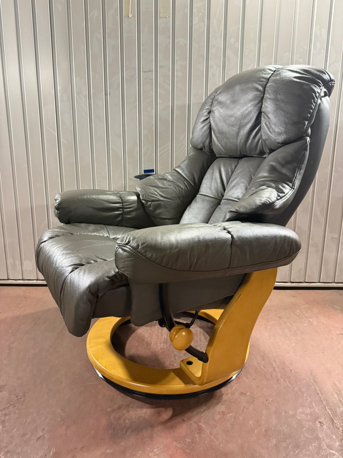 Fauteuil confortable en cuir Relax - gris, super confortable, Maison & Meubles, Fauteuils, Comme neuf, Bois, Cuir, 75 à 100 cm