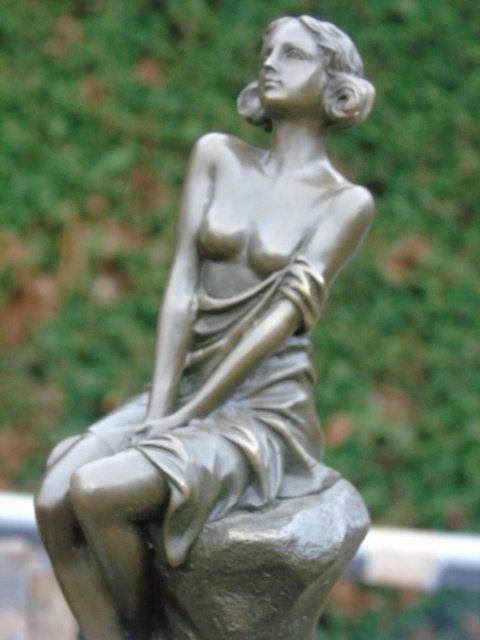 Vrouw met blote borsten op bronzen rots gesigneerd, CESARO, Antiek en Kunst, Ophalen of Verzenden, Brons