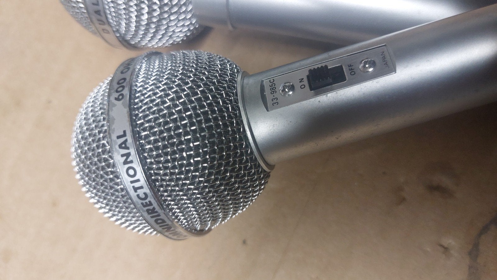 2 micros vintage réalistes (70 fois), Musique & Instruments, Enlèvement ou Envoi
