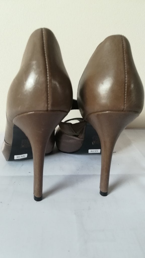 557B* GUESS sexy taupe leren pumps met peeptoe (40), Kleding | Dames, Schoenen, Pumps, Verzenden, Nieuw, Overige kleuren