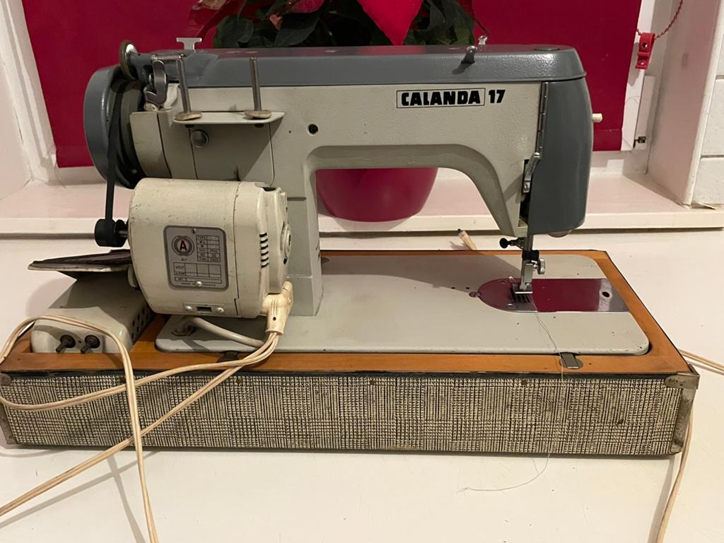 Machine a coudre antiquités  marque calanda 17, Hobby & Loisirs créatifs, Machines à coudre & Accessoires, Enlèvement ou Envoi