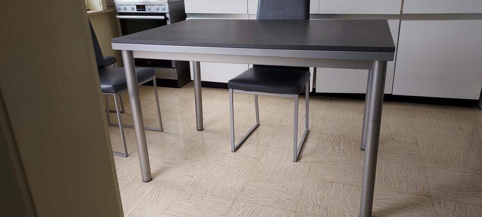 Mooie tafel (uitschuifbaar) met 4 stoelen, Ophalen, Zo goed als nieuw