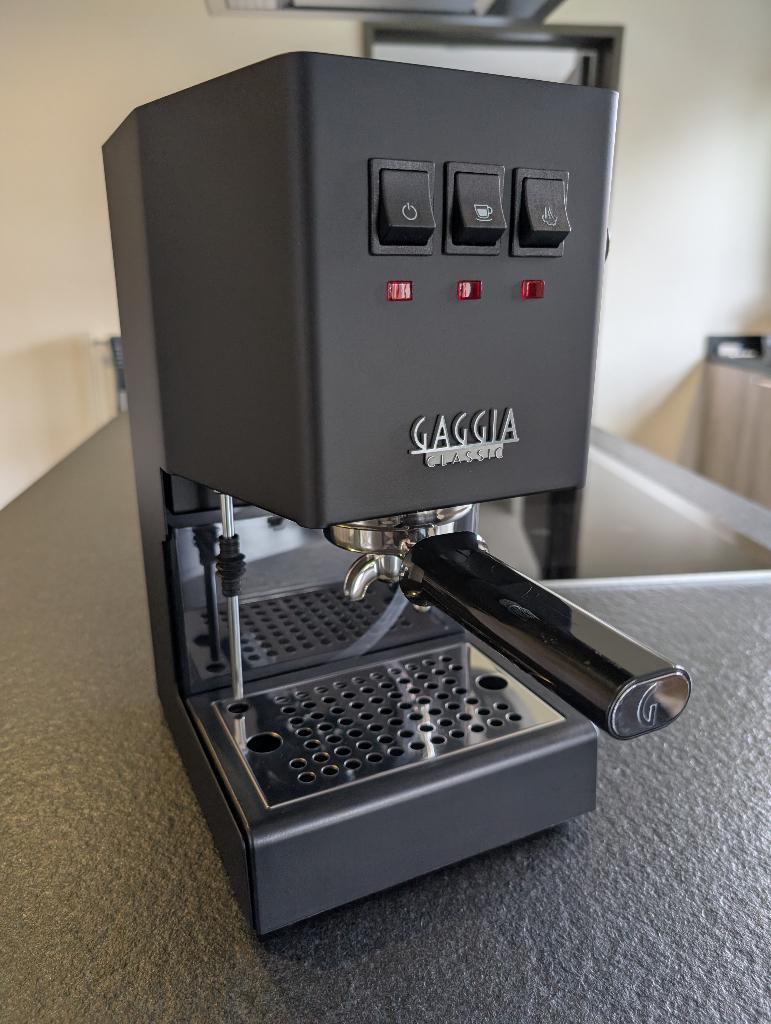 Gaggia Classic E24 (Thunder Black) + accessoires, Elektronische apparatuur, Ophalen, Espresso apparaat, Koffiebonen, Zo goed als nieuw