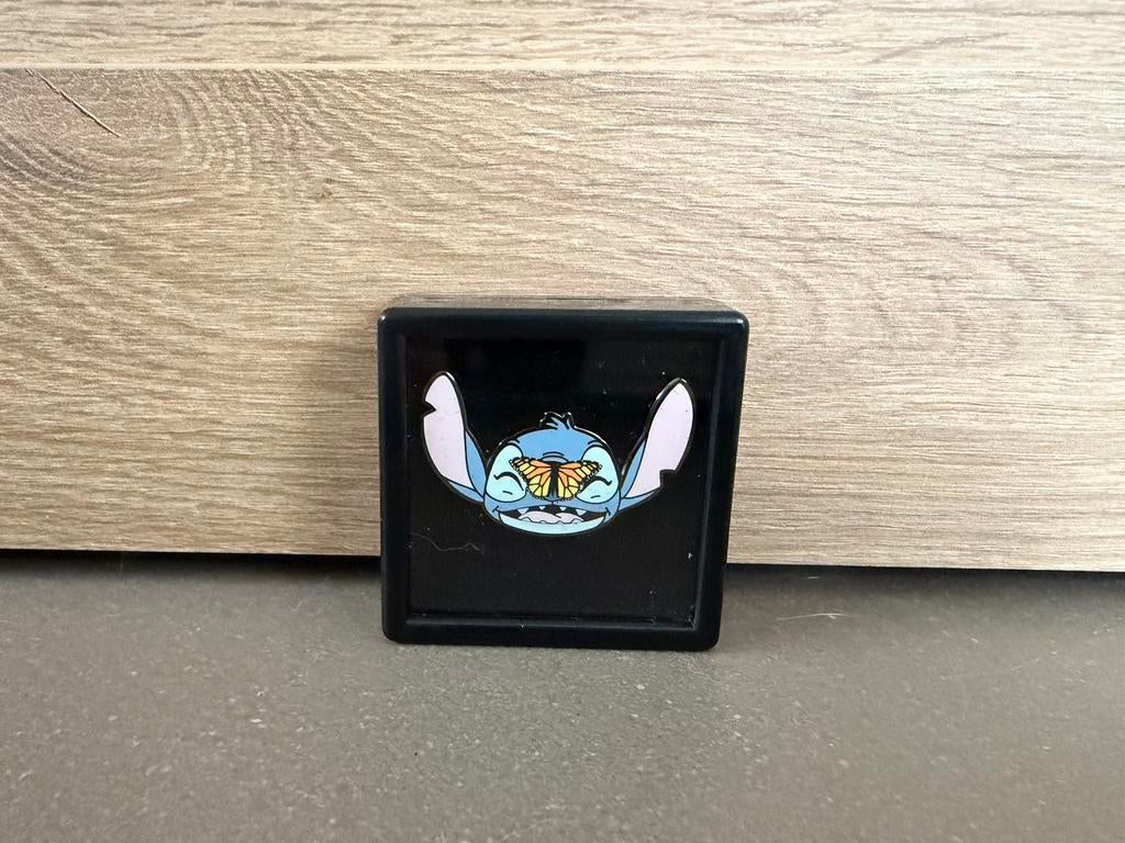 Disney Stitch pin met vlinder – display box, Enlèvement ou Envoi, Neuf, Marque, Insigne ou Pin's