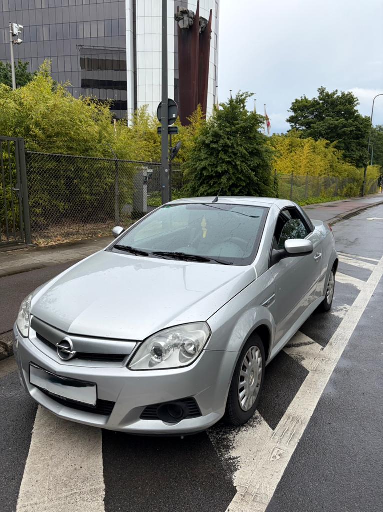 Opel tigra 1.4 benzine, Auto's, Opel, Automaat, Zwart, Cabriolet, Bedrijf