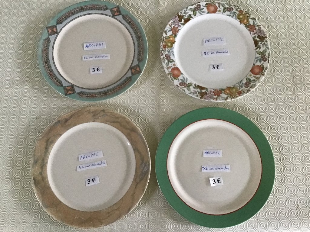 4 belles assiettes arcopales de 32 cm de diamètre à 3€, Enlèvement ou Envoi, Comme neuf, Assiettes(s)
