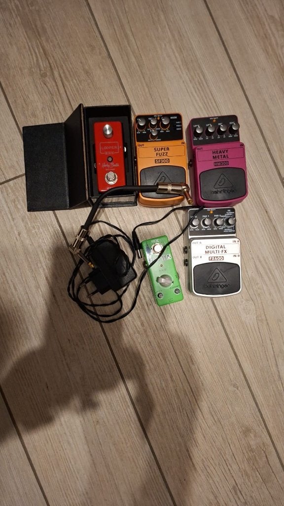 Verschillende gitaarpedalen met adaptor en patchkabel, Muziek en Instrumenten, Snaarinstrumenten | Gitaren | Elektrisch, Ophalen of Verzenden
