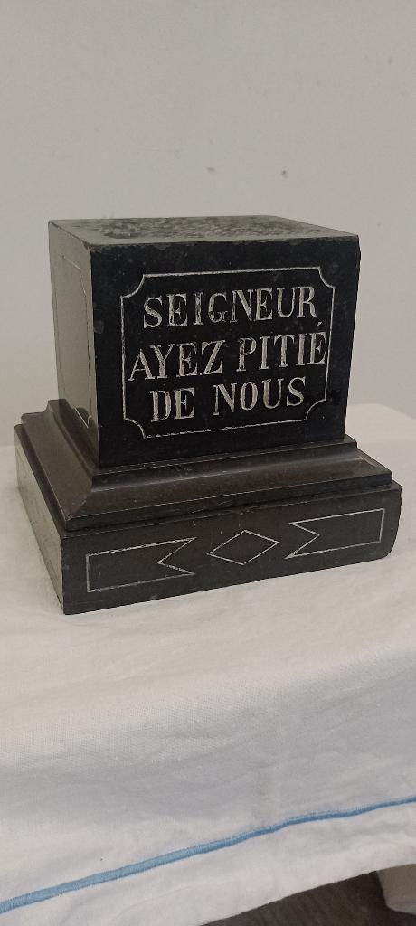 Socle en marbre noir pour statue religieuse, 18x16x15, Enlèvement ou Envoi, Utilisé, Autres types
