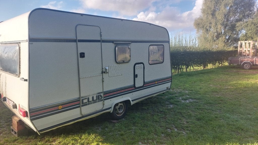 Caravan Burstner Holliday Club, Caravanes & Camping, 4 à 5 mètres, Particulier, Bürstner, Lit transversal