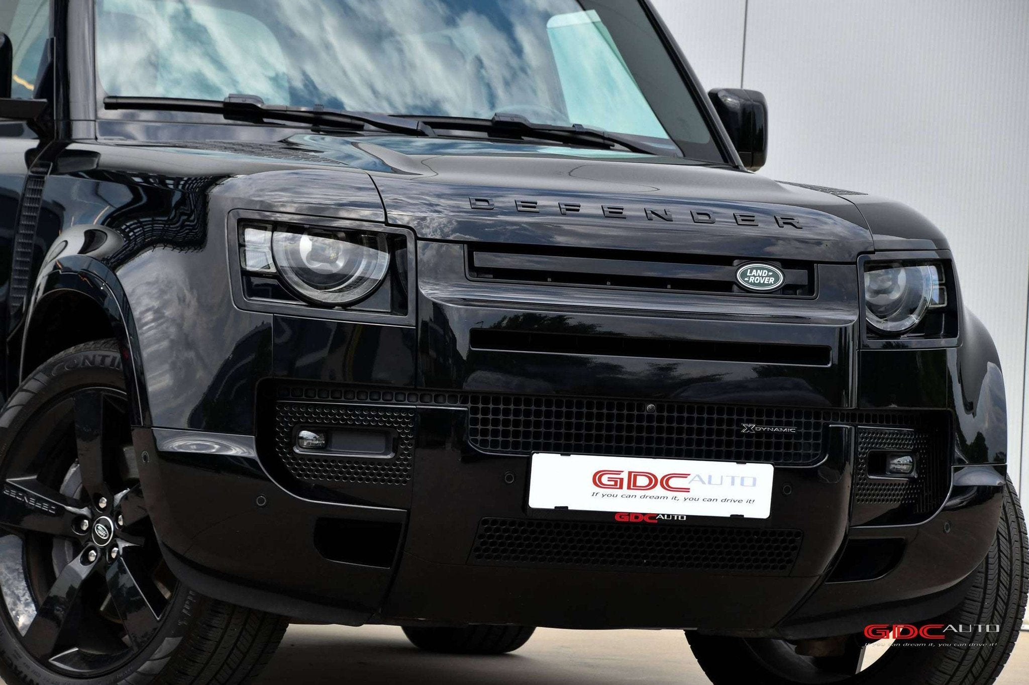 Land Rover Defender D300 l MHEV l X-Dynamic HSE l Trekhaak l, Auto's, Automaat, Gebruikt, Zwart, 300 pk