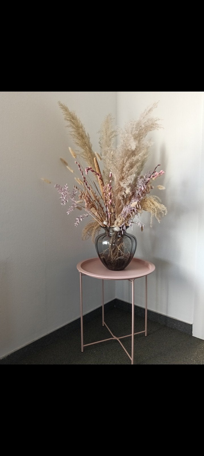 Groot droogbloemen boeket met vaas en tafeltje, Huis en Inrichting, Ophalen of Verzenden, Zo goed als nieuw