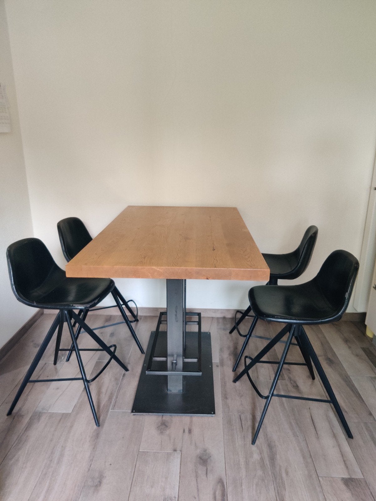 4 gebruikte barstoelen, kunstleer hier en daar afgesleten, Ophalen