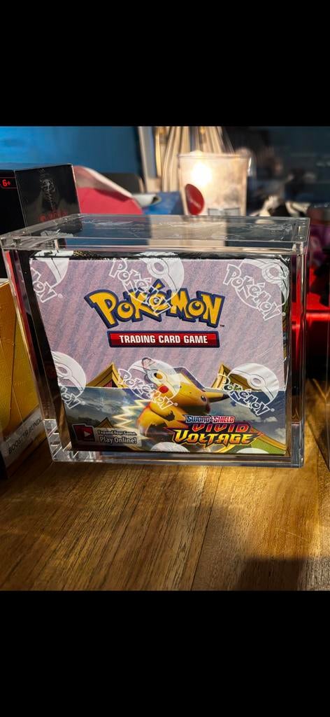 Pokemon Vivid Voltage booster box incl Acryl, Enlèvement, Neuf, Booster