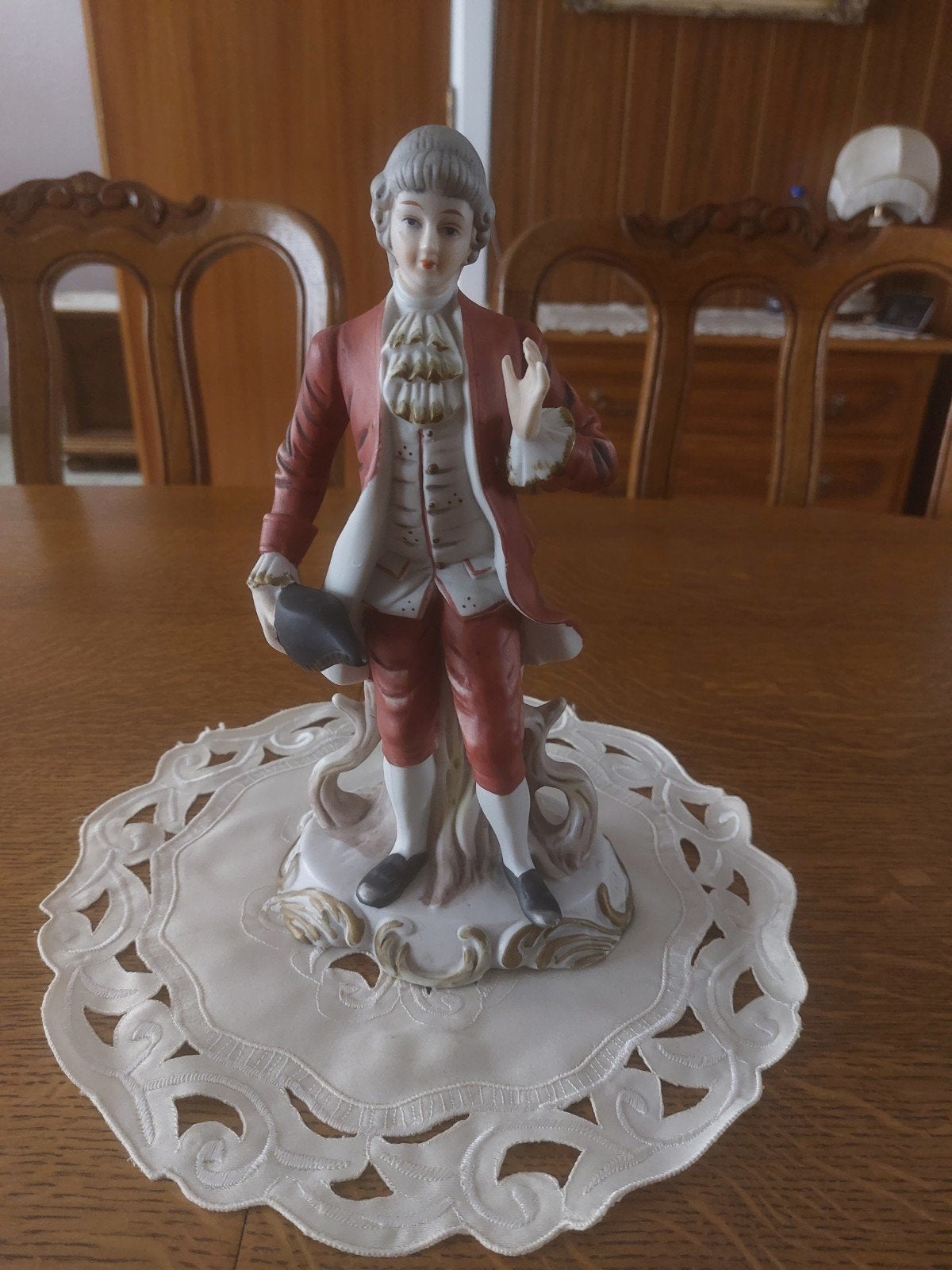 Porseleinen beeldje in Rococo stijl., Ophalen