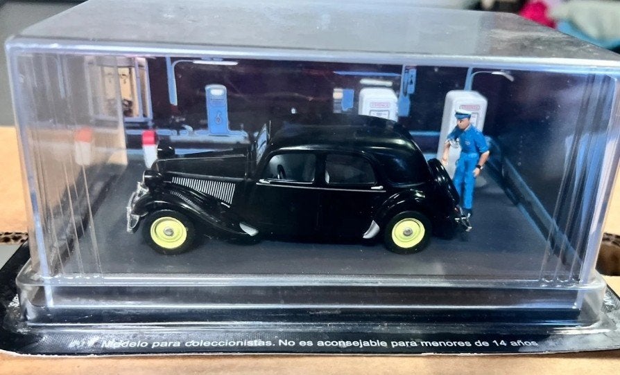 Citroën Traction Avant + tankstation 1:43 in vitrinedoosje, Ophalen of Verzenden