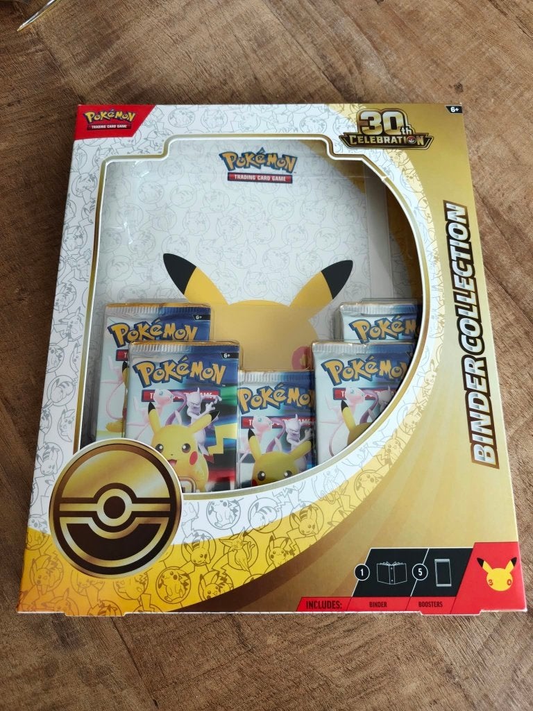 Ongeopende pokemon TCG 30th celebration Binder collection, Ophalen of Verzenden, Nieuw, Boosterbox