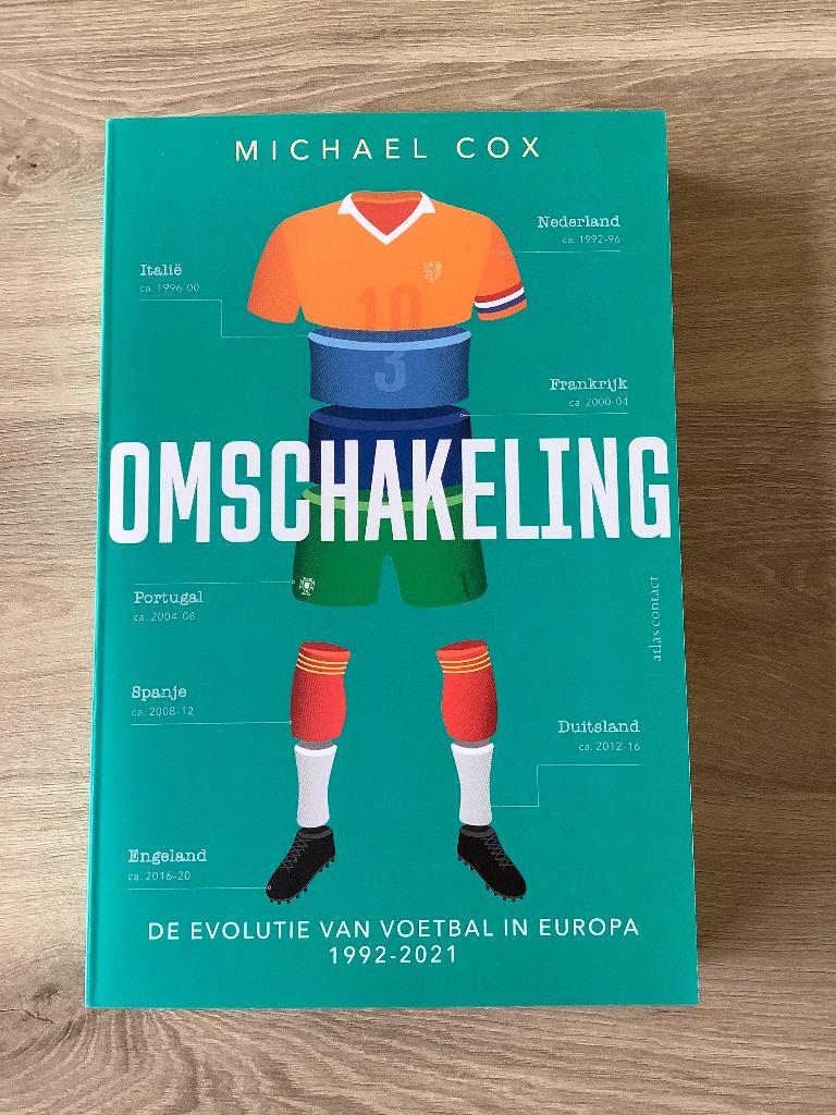 Omschakeling De evolutie van voetbal in Europa 1992-2021, Boeken, Sportboeken, Nieuw, Balsport, Ophalen of Verzenden
