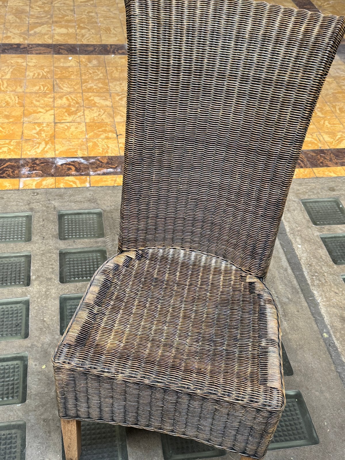 Mooie gebogen stoelen, Enlèvement