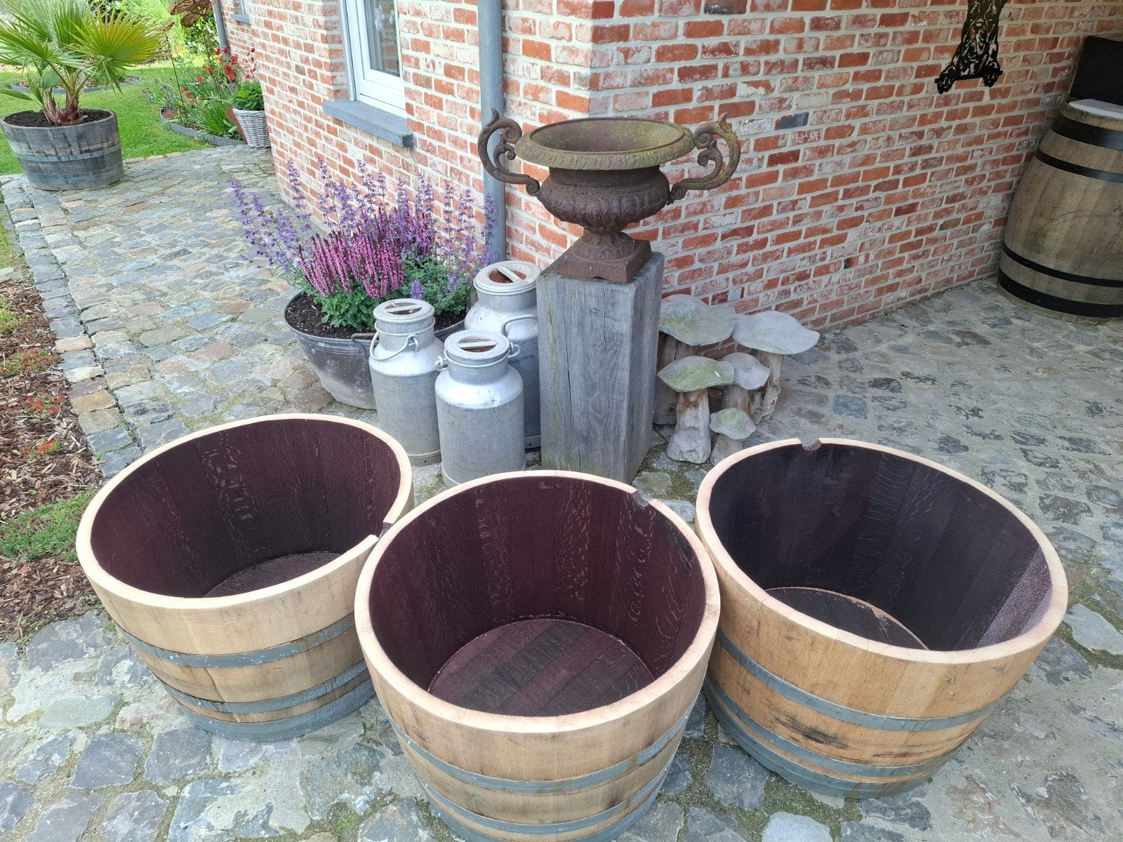 Des tonneaux à vin en demi-chêne en guise de boîte à fleurs, Jardin & Terrasse, Bacs à fleurs & Jardinières, Enlèvement