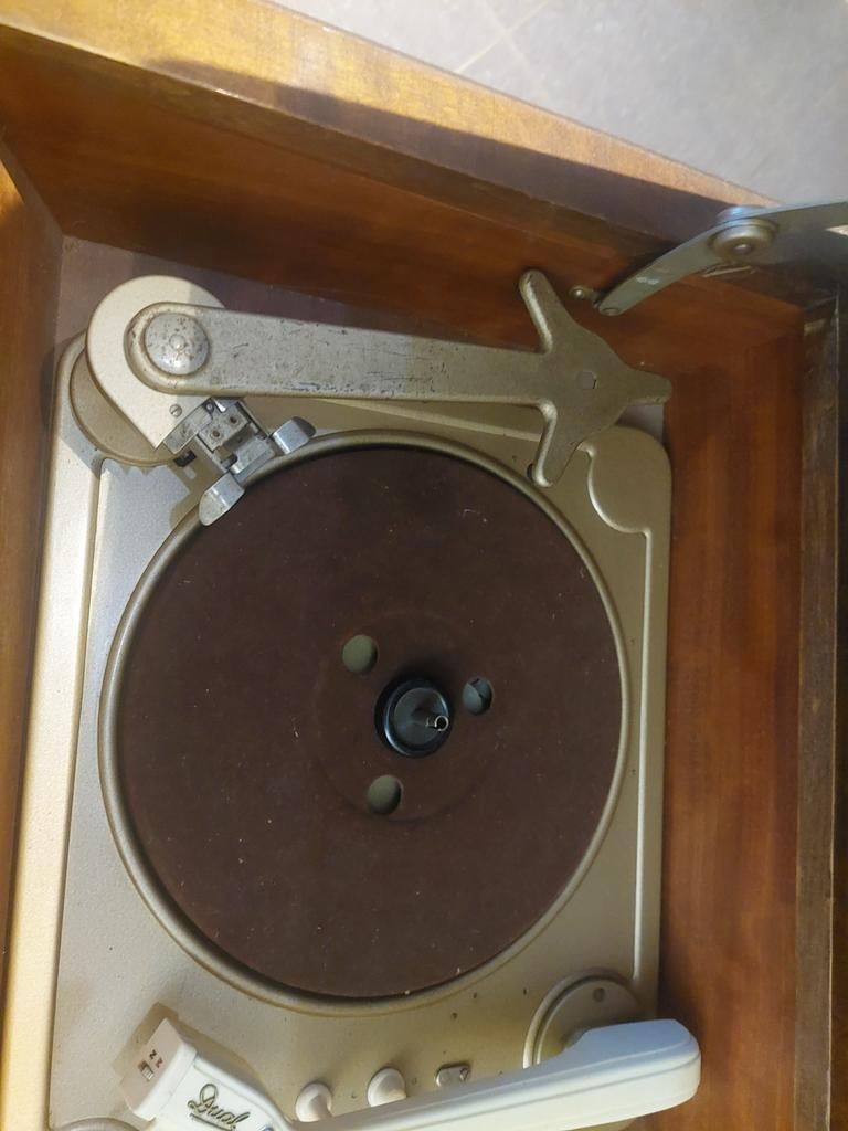 Oude radio en platenspeler . naald platenspeler is niet goed, Antiek en Kunst, Ophalen