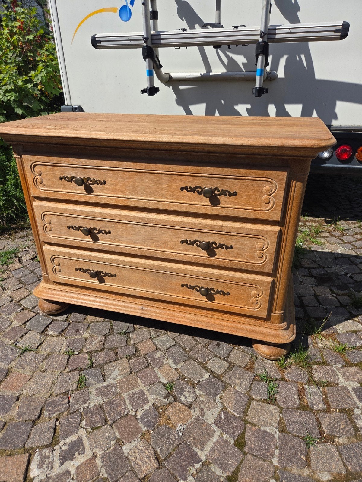 Magnifique ancienne commode massive en chêne.