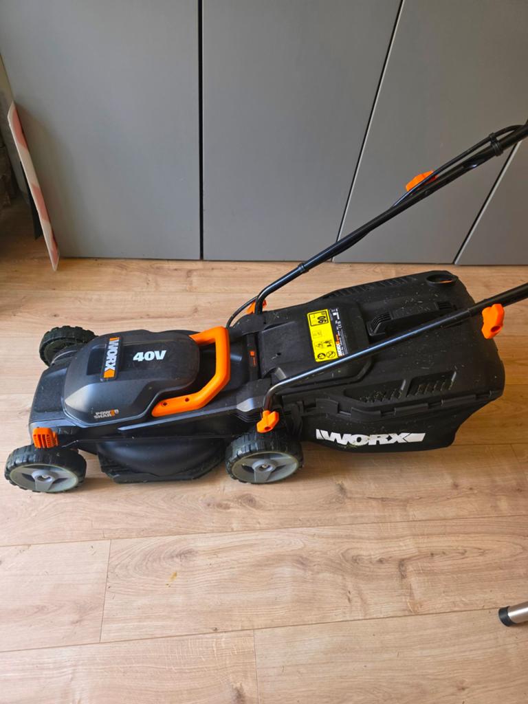 Te koop:  Nieuwstaat: WORX accu grasmaaier WG779E, Ophalen