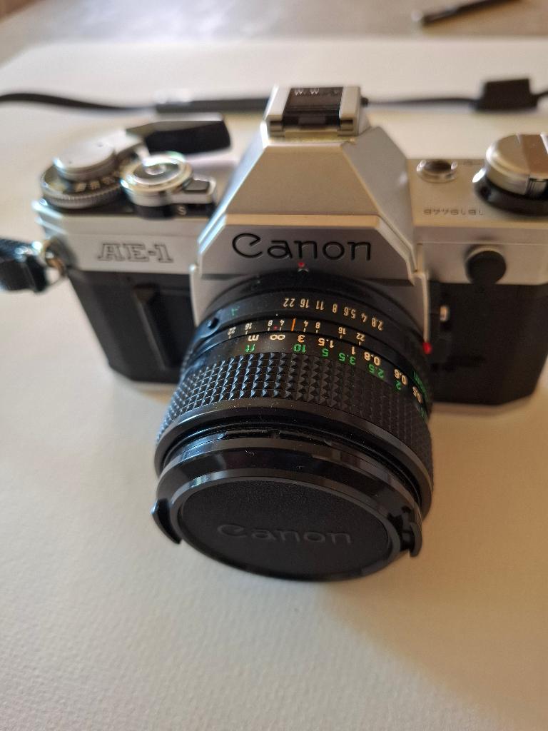 CANON AE1 REFLEX CAMERA MET TOEBEHOREN EN NOG MEER, Ophalen, Canon