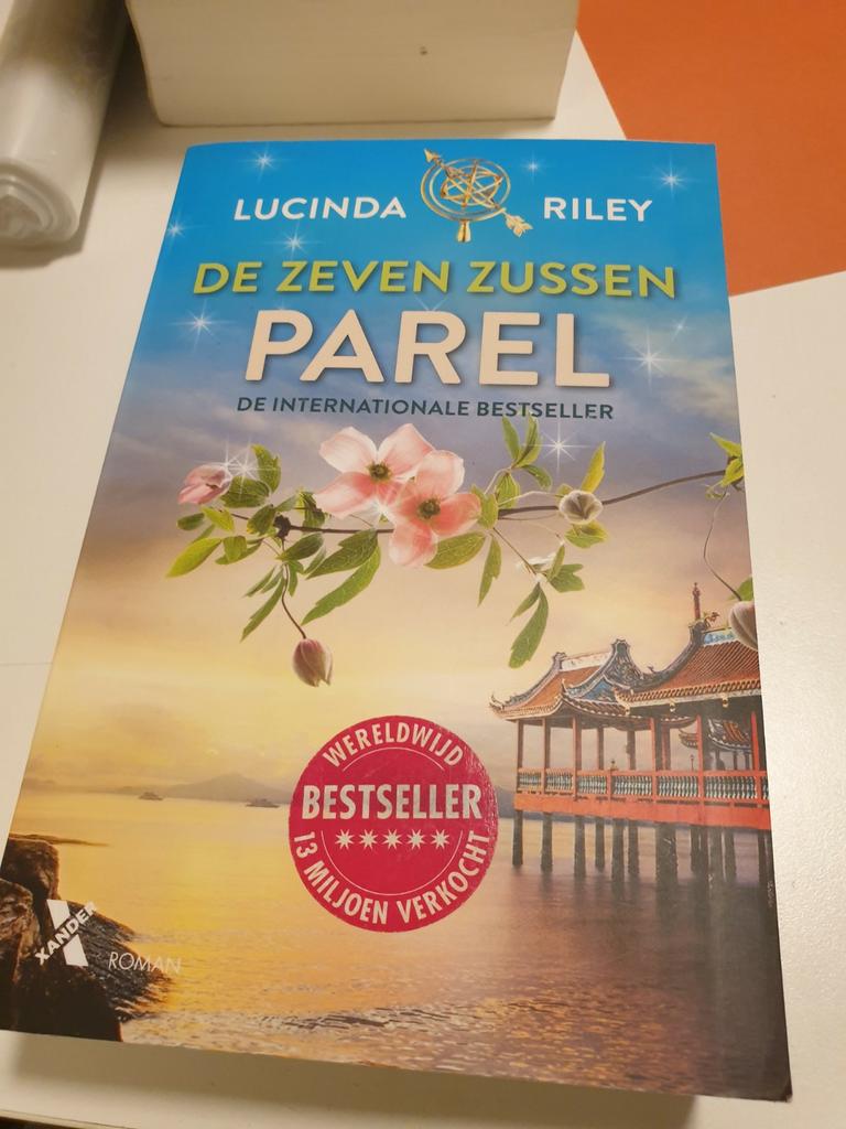 Lucinda Riley - Parel DEEL 4 vd zeven zussen 1e druk 2018, Ophalen of Verzenden, Zo goed als nieuw, Lucinda Riley