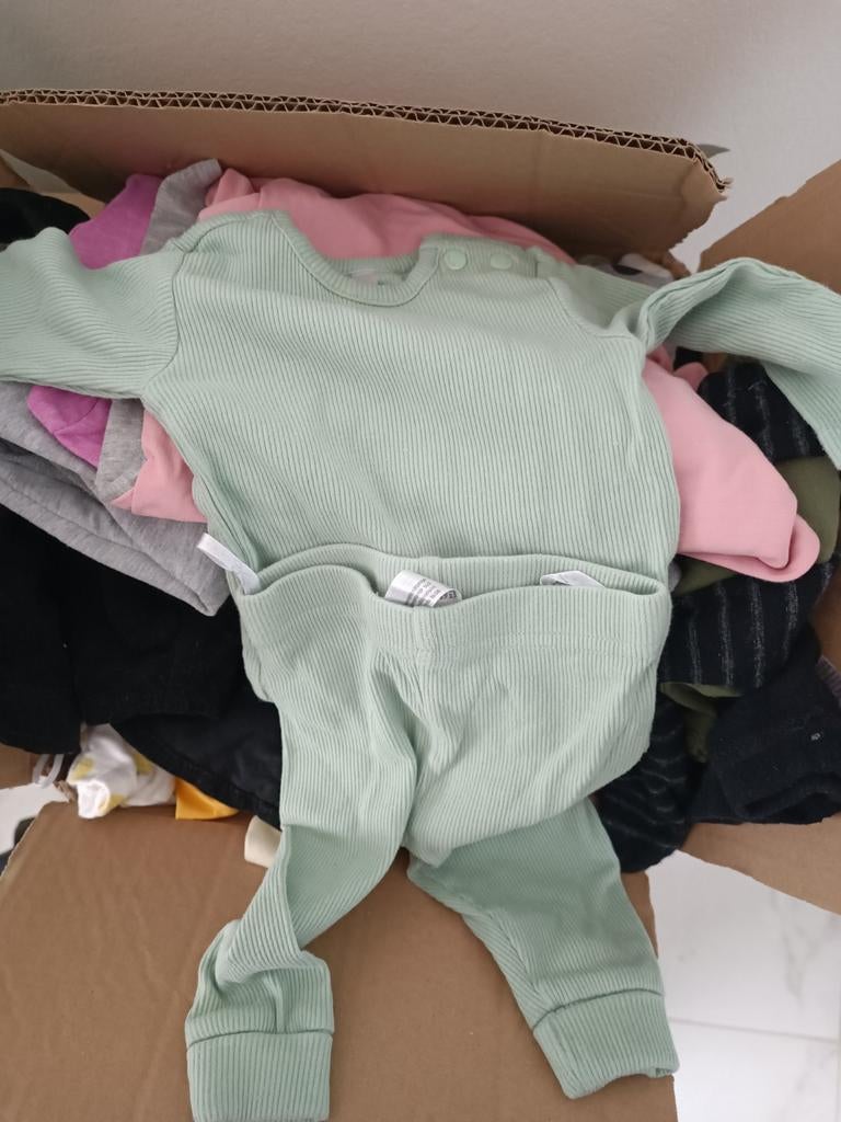 1 doos 17euroBaby kleding zoals jurk, body,schoen, sok,broek, Ophalen of Verzenden