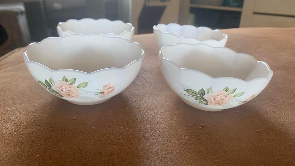 4 potjes  (arcopal) met rozen, Enlèvement ou Envoi