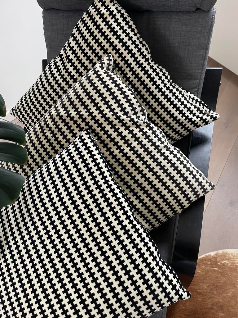 Coussins décoratifs noirs et blancs 50 x 50, Maison & Meubles, Accessoires pour la Maison | Coussins, Enlèvement, Comme neuf