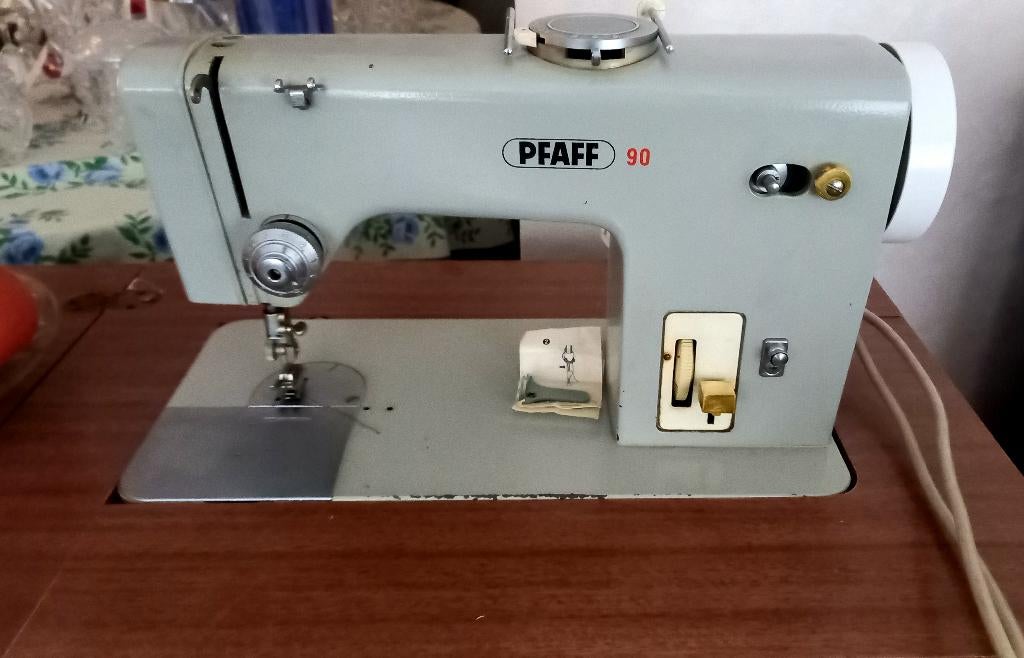 Machine a coudre Pfaff 90 avec son meuble, Enlèvement, Utilisé, Machine à coudre, Pfaff