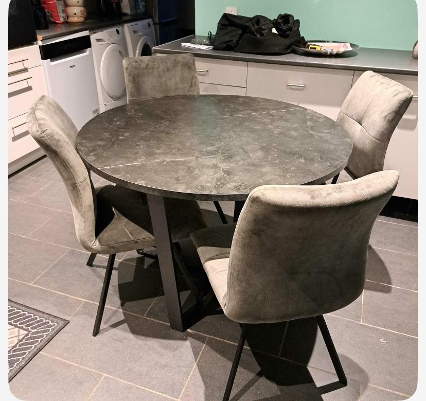 Table ronde, Enlèvement, Comme neuf