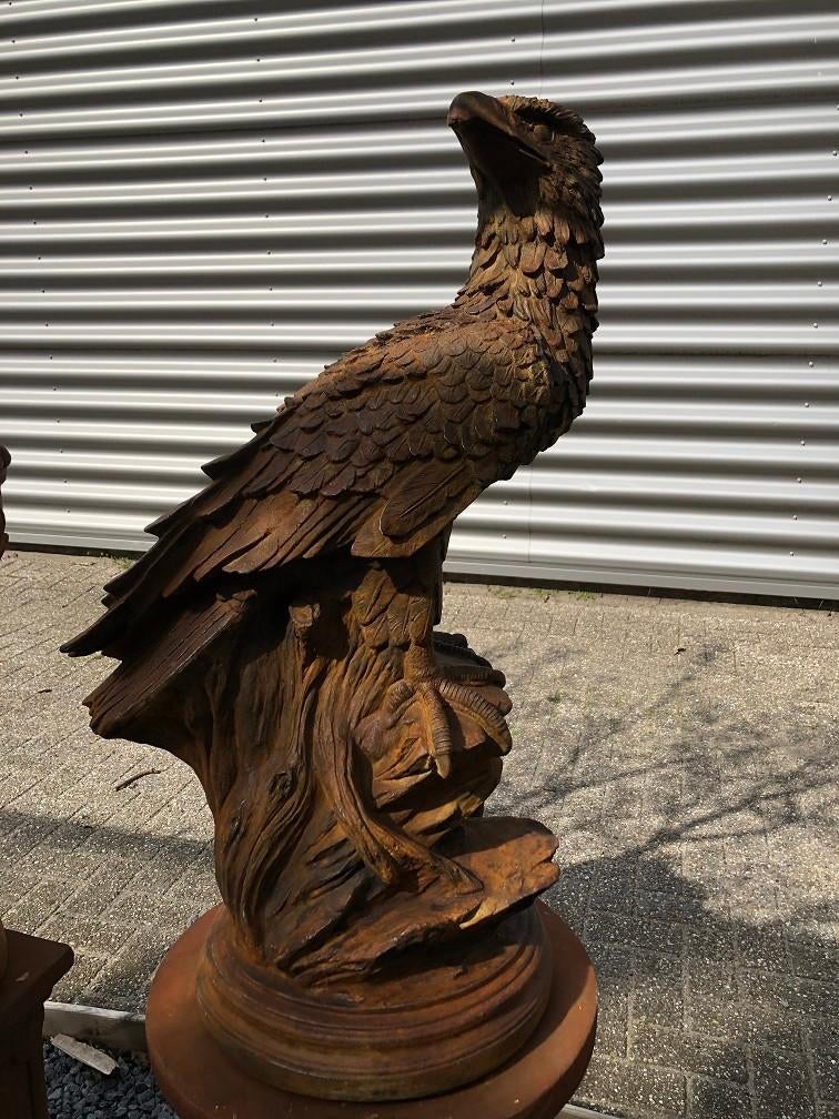 Gedetailleerd sculptuur van een adelaar zittend op een rots, Tuin en Terras, Tuinbeelden, Ophalen of Verzenden, Steen, Dierenbeeld