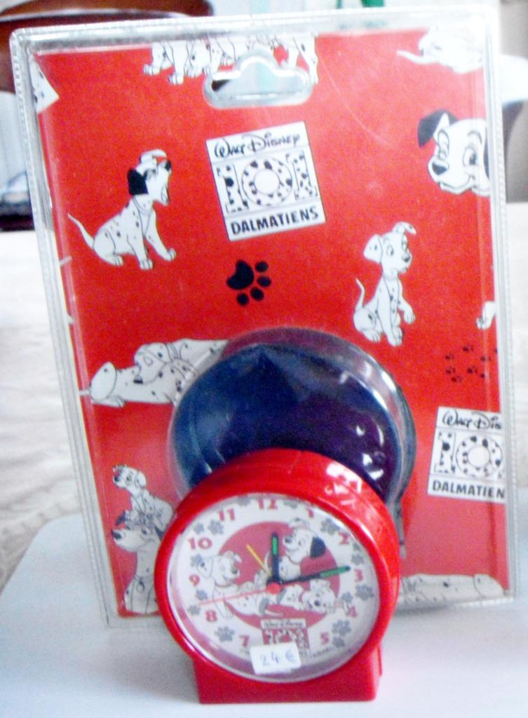 Réveil quartz rond Disney 101 Dalmatiens vintage rouge, neuf, Enlèvement ou Envoi, Autres personnages, Neuf, Autres types