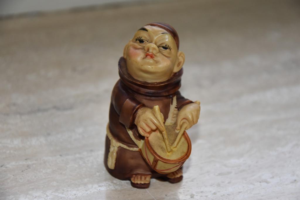 Statue du défilé de Monk Drum Abbay, Envoi